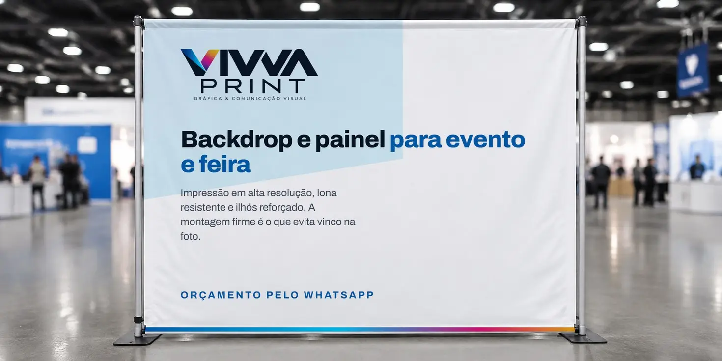 Backdrop da Vivva Print montado em feira, dizendo "Backdrop e painel para evento e feira", com impressão em alta resolução, lona resistente e ilhós reforçado