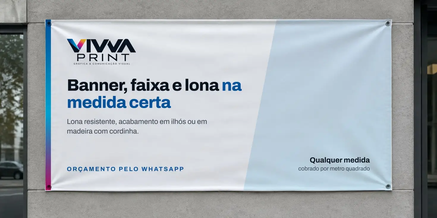 Lona da Vivva Print instalada na fachada de um prédio, com ilhós nos cantos, dizendo "Banner, faixa e lona na medida certa", lona resistente com acabamento em ilhós ou em madeira com cordinha, qualquer medida cobrada por metro quadrado, com o convite para pedir orçamento pelo WhatsApp