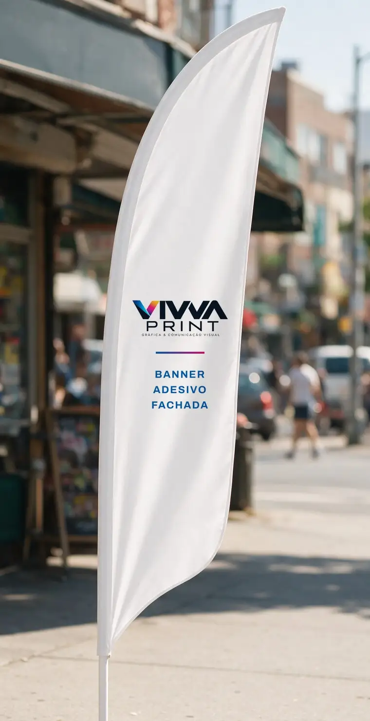 Wind banner da Vivva Print montado na calçada em frente a uma loja, com a marca e as linhas banner, adesivo e fachada impressas na bandeira